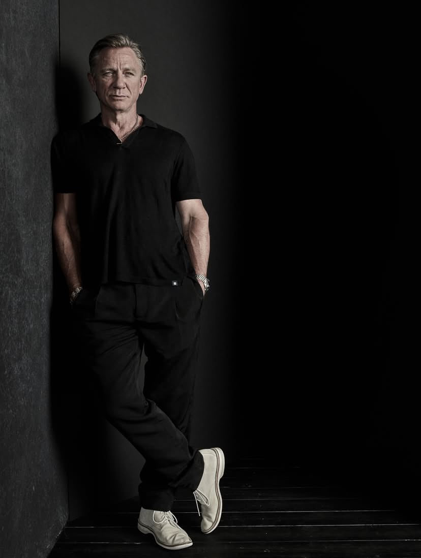 Daniel Craig Updates tweet media