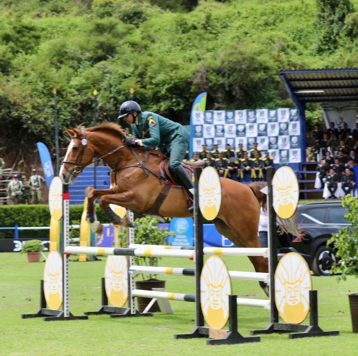 FuerzasMilCol's tweet photo. Durante el segundo día de competencia en el Campeonato Sudamericano Militar de Equitación 2026, el equipo de salto de la liga ecuestre de nuestra @fedemffaa, obtuvo dos medallas de oro en la prueba individual, demostrando la destreza del binomio jinete–caballo en el ámbito militar.

Este certamen reúne a delegaciones militares de Paraguay, Bolivia, Perú y Colombia, donde no solo demuestran su preparación en exigentes pruebas ecuestres, destreza, coordinación y disciplina, sino también se fortalecen los lazos de cooperación entre las Fuerzas Militares sudamericanas.
#FuerzasMilColGlobal