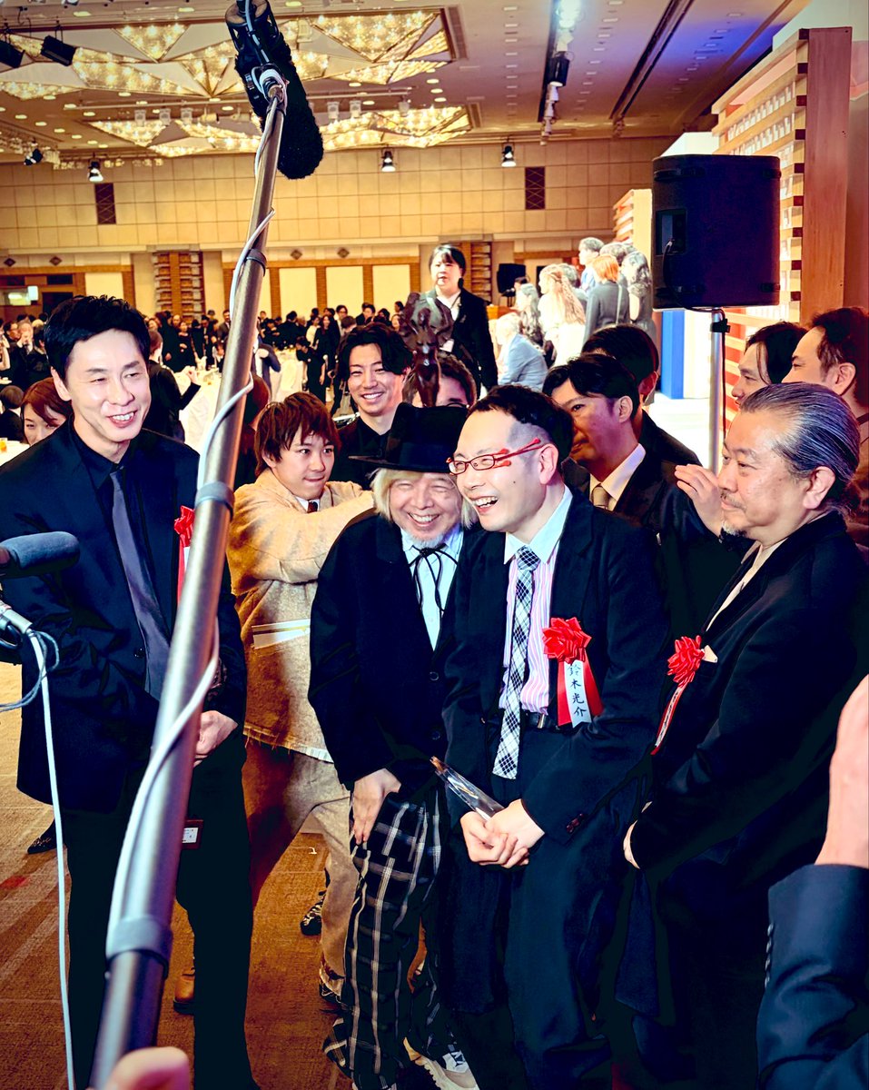hiroshi_yazaki's tweet photo. #読売演劇大賞 贈賞式に
「最後のドン・キホーテ THE LAST REMAKE of Don Quixote」カンパニーで出席させていただきました！

3ヶ月しか経ってないので当然かもですが、まだまだツアー途中のような熱でカンパニーの皆様とお会いし、喜びを分かち合えて、改めて素敵な作品に関われた幸せを噛み締めました。感謝です。

選考委員特別賞の大倉さん、優秀スタッフ賞の光介さん、そして最優秀作品賞「最後のドン・キホーテ」に関わる全ての皆様、
おめでとうございます‼️