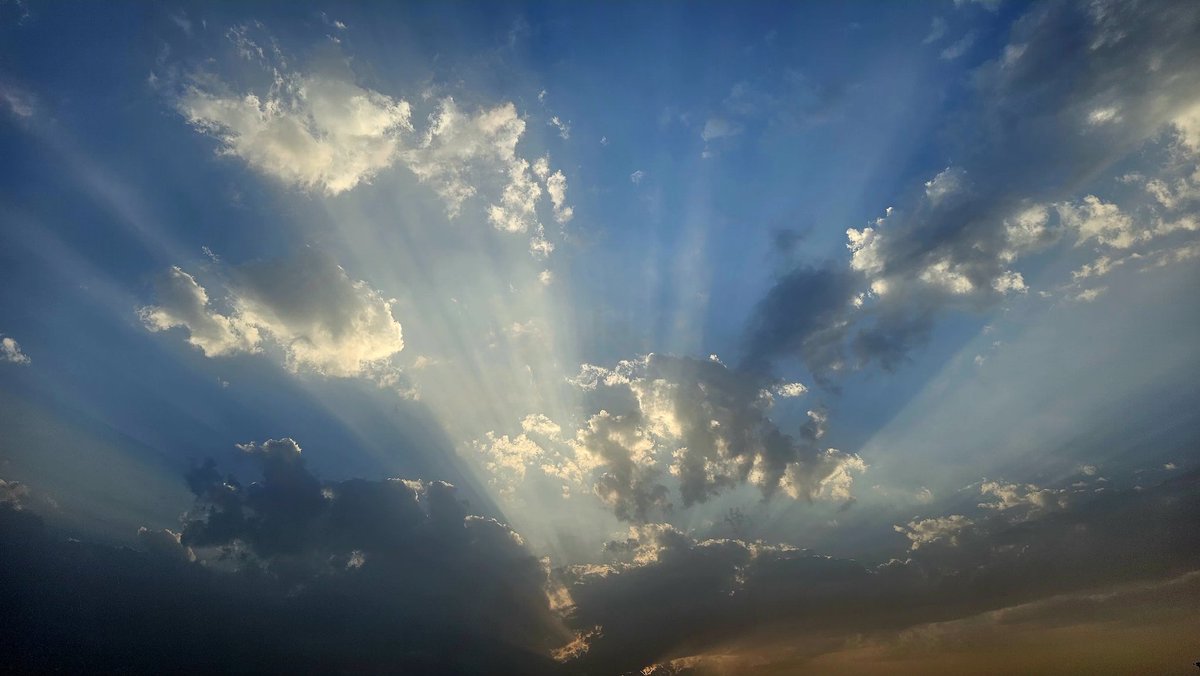 OnismXII's tweet image. The sunset in Riyadh right now. 🧡