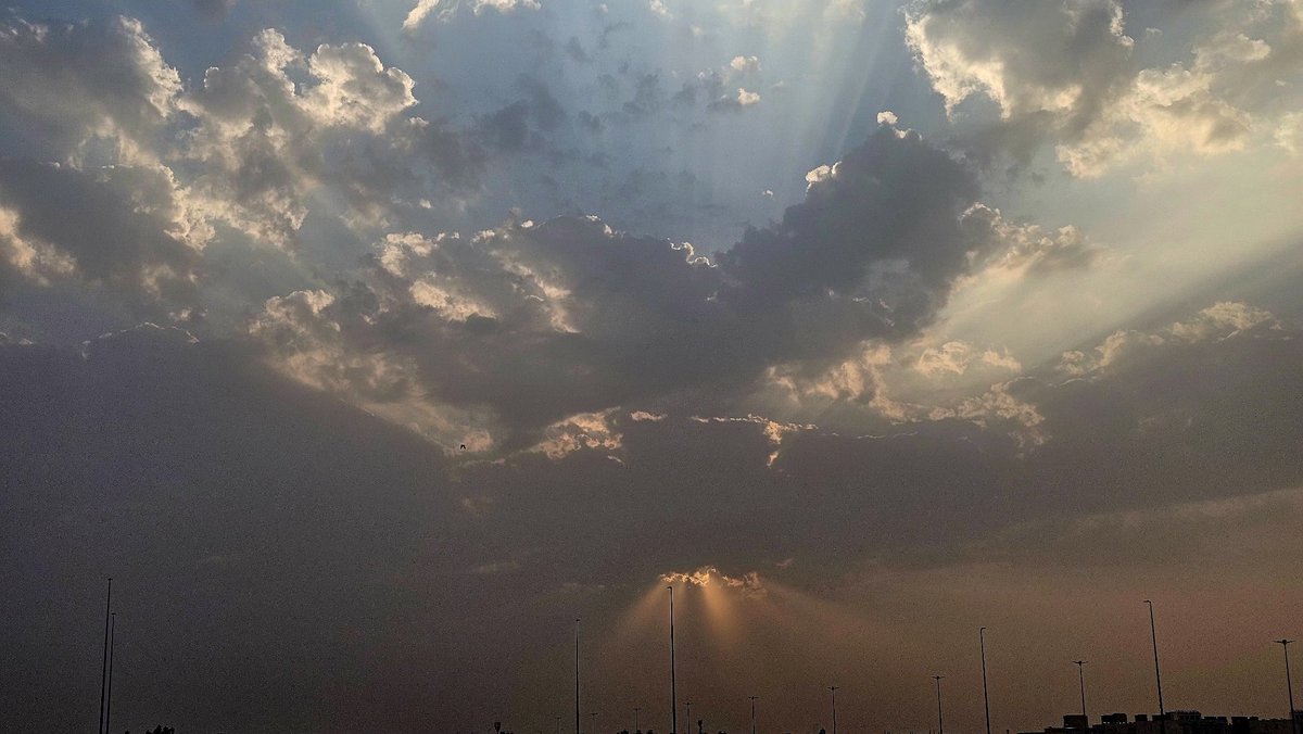 OnismXII's tweet image. The sunset in Riyadh right now. 🧡
