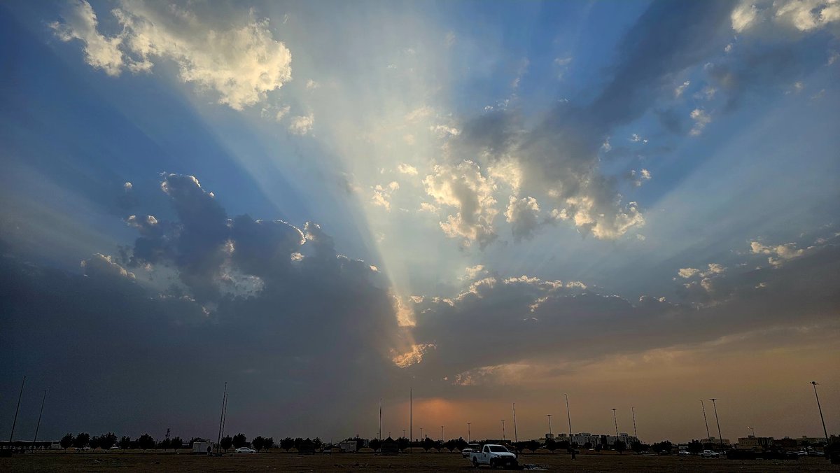 OnismXII's tweet image. The sunset in Riyadh right now. 🧡