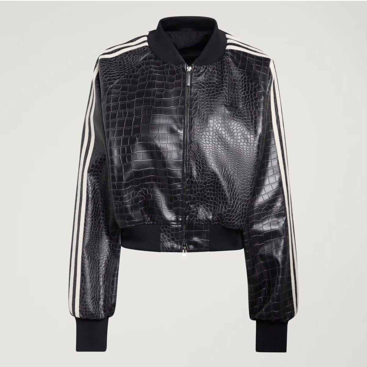 tjruby_'s tweet photo. แจ็คเก็ต Adidas เจนนี่สวยอะ ที่เกาหลีประมาณ 5,500 บาท ไม่แน่ใจว่าเข้าไทยหรือยัง https://t.co/x6mvmuAQOy