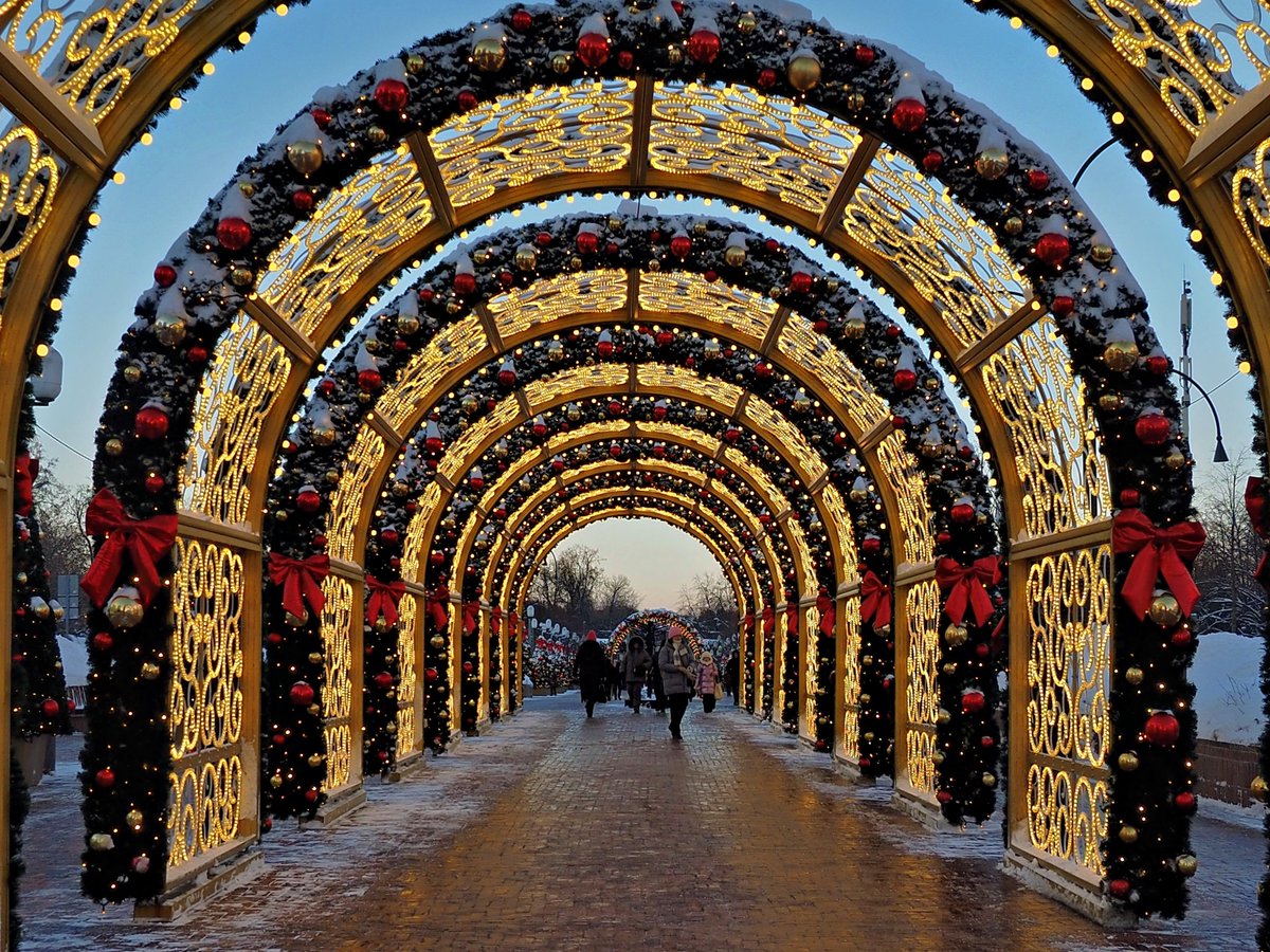 PEKHTography's tweet image. Kids sprint through. Adults slow down. 🎄 
Same tunnel — different understanding of what runs out first: 
the magic, or the time left inside it. 
Eight arches. 
Nobody rushes the last one. ✨❄️
#Christmas #WinterWonderland #FestiveArch #GoldenLight