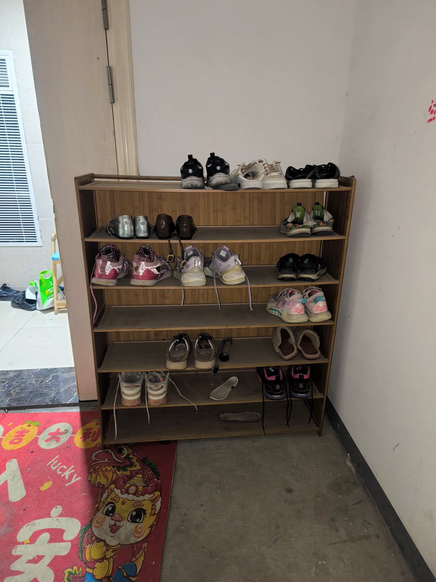 LovoeQ_119's tweet photo. 前期扫到极品篮球队初中生的鞋，由于某种原因没有来得及拍他的骚鞋，今天想着在此去扫一下，碰到男初回家脚上的莫兰特看着太有性欲了，骚鞋的主人有高又帅但是门锁有监控没办法滋润他的骚鞋了，挑战点赞过150把骚鞋弄过来内射好好滋养一下让他每天踩着我的精液驰骋球场 #扫楼打胶 #男初中生 #臭篮球鞋 https://t.co/9aKcpag9m9
