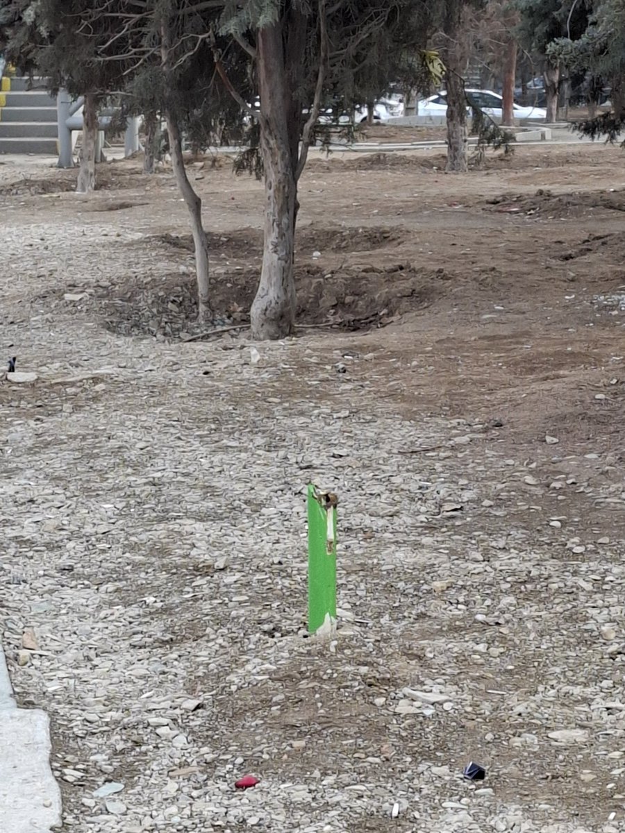 Pariophil's tweet photo. مثلا اگه آی زاک‌ونی شرافت داشت،‌این‌ لوله مصرفیشو وسط پارکی که بین ایستگاه‌مترو‌و‌بی ارتی اشرفی اصفهانیه و‌روزی هزاران نفر از اونجا رد میشن جا نمیذاشت! 
الان از اول بهمنه من شهروند به دلیل مشکلات ناشی از این زخم دارم مرده و زندشونو مورد عنایت قرار میدم و فک‌ کنم همیشه جاش میمونه https://t.co/VFZb14VCbR