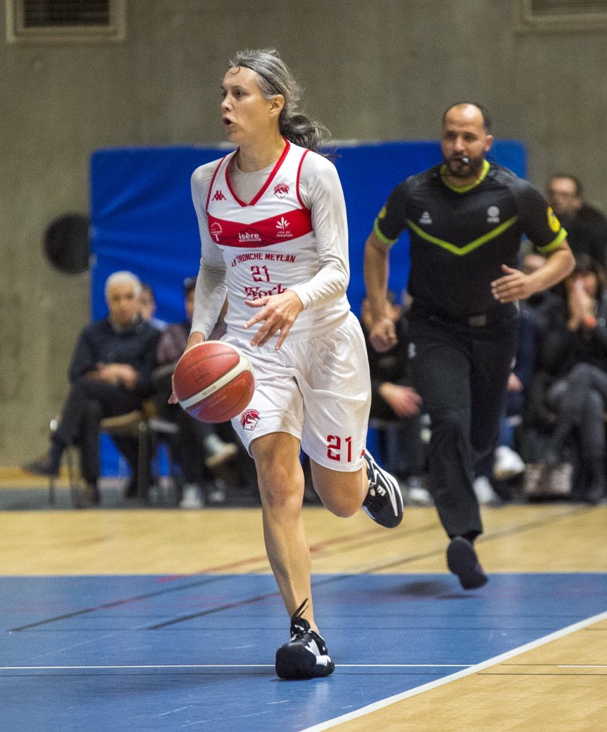 LaurenceTrochu's tweet photo. En deuxième division de basket français, les deux meilleures joueuses Julie Tétard et Aurore Poutou… sont des hommes.

Si rien n’est fait contre l’infiltration des hommes sous prétexte trans dans la catégorie femmes, le sport féminin va disparaître. 

Mesdames, réveillons-nous ! https://t.co/jsfRzi4Vod