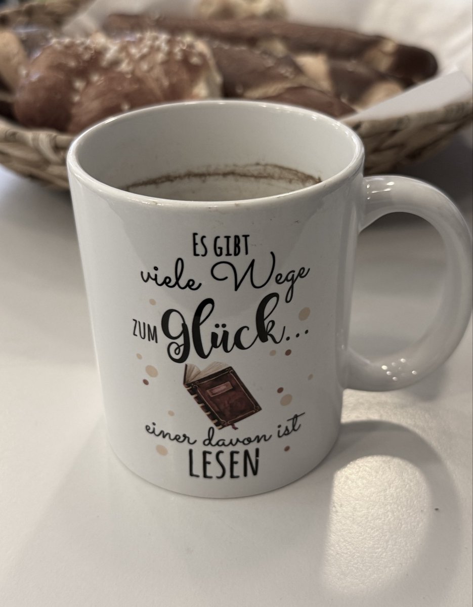 Büropause… 
meine neu entdeckte Kaffeeautomatenkombi ist heiße Schokolade mit einem Espresso obendrauf ☕️🍫