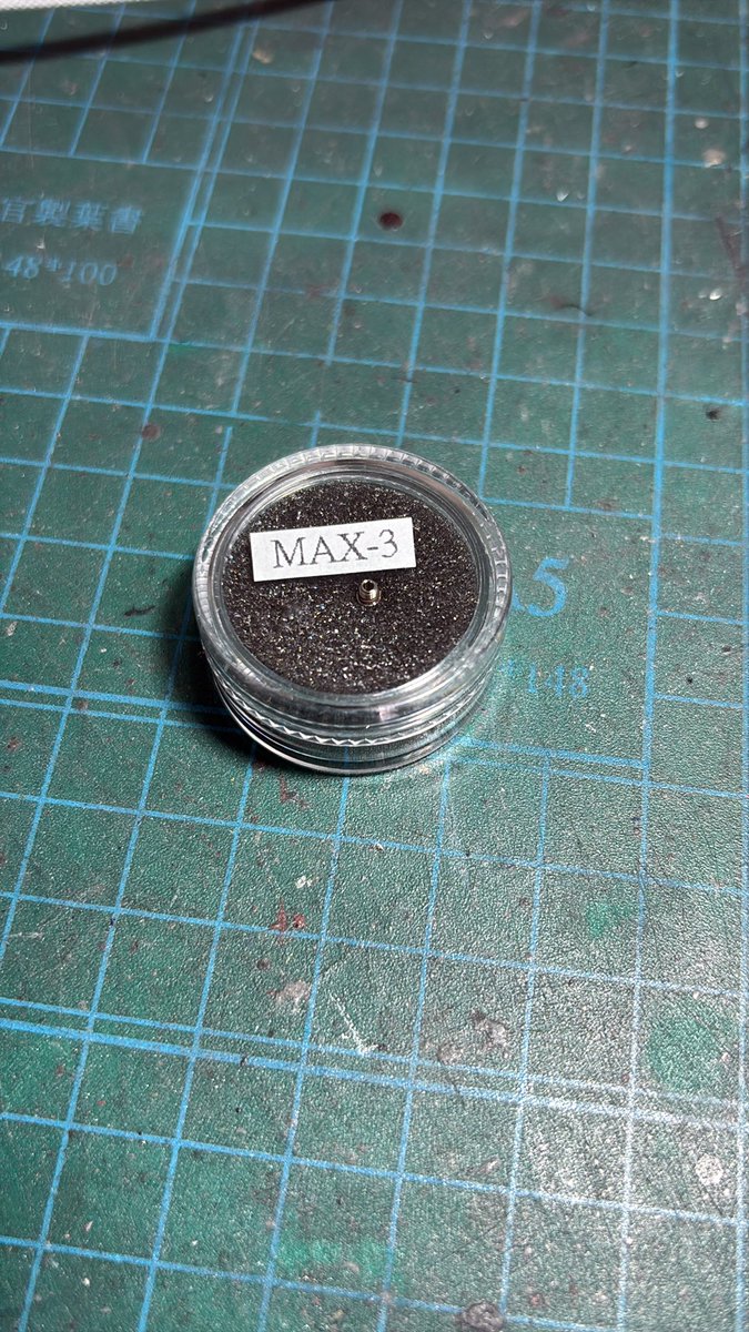 タミヤのSX0.3というエアブラシの調子が悪かった（エアの逆流と吹付がズレる）ので色々みてたら、ノズルの先が裂けてました
オンラインで注文して今日届きました😊