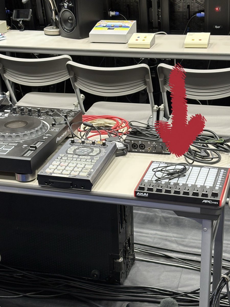 ikhz_cw's tweet photo. 今日の現場
音響さんも照明さんもDJさんもコレ出しとって、めっちゃ流行っとんやなぁと思った🤔
あったらあったで使うけど、別に無くても困らんけど、欲しくなった🤣 https://t.co/oIbpTBCj13
