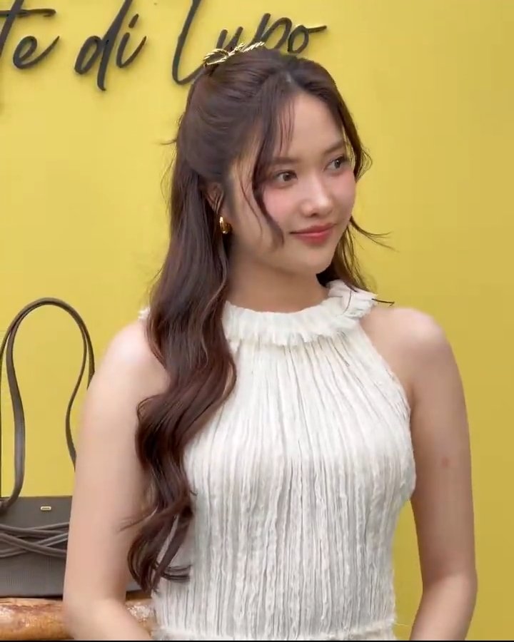 TheePopCore's tweet photo. Freen Sarocha is a real-life princess and dazzles with otherworldly, ethereal beauty at the Fundao Lupo event. https://t.co/dbXpatPSlj