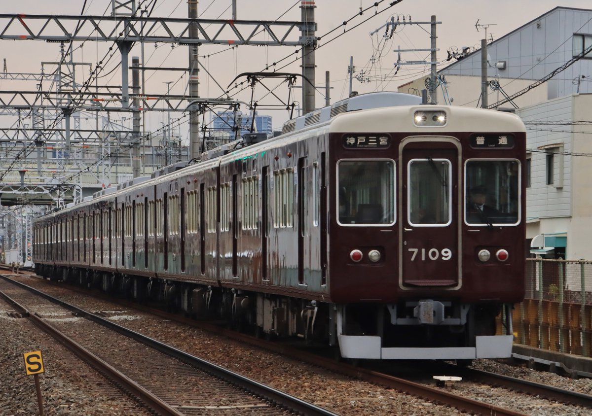 2/27 阪急 正面デカ車番が2本走っていた やっぱり阪急といえばこの顔