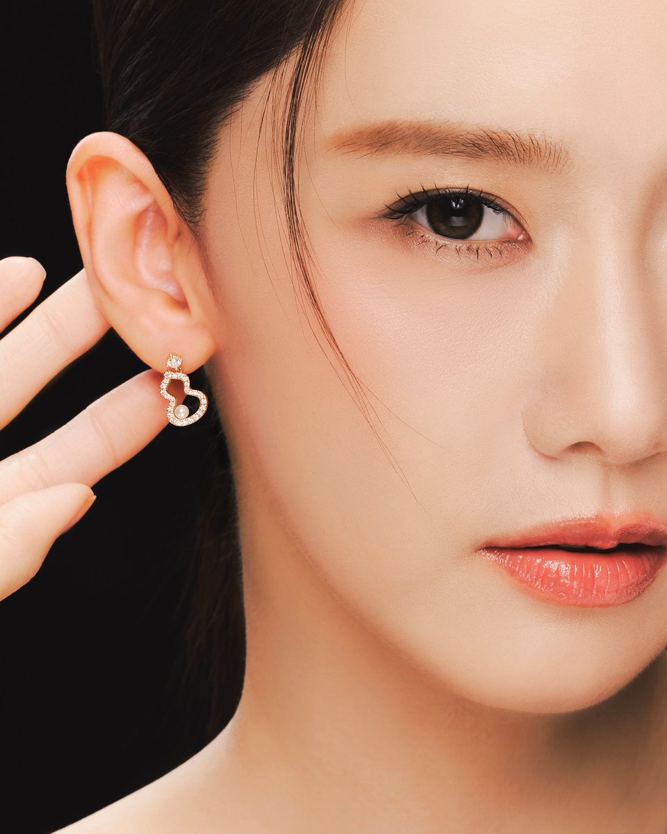 franky___a's tweet photo. 260227 YoonA - Qeelin's new promo pics 🖤❤️
Brilliant diamonds trace the silhouette with an Akoya pearl nestled in a warm embrace. The Wulu Petite earrings add the warmth of affection on YoonA Lim.⁣
Cr. qeelinjewellery
https://t.co/q3qV79znkj
#YoonA #윤아 #임윤아 #LimYoonA https://t.co/EW61u430jC