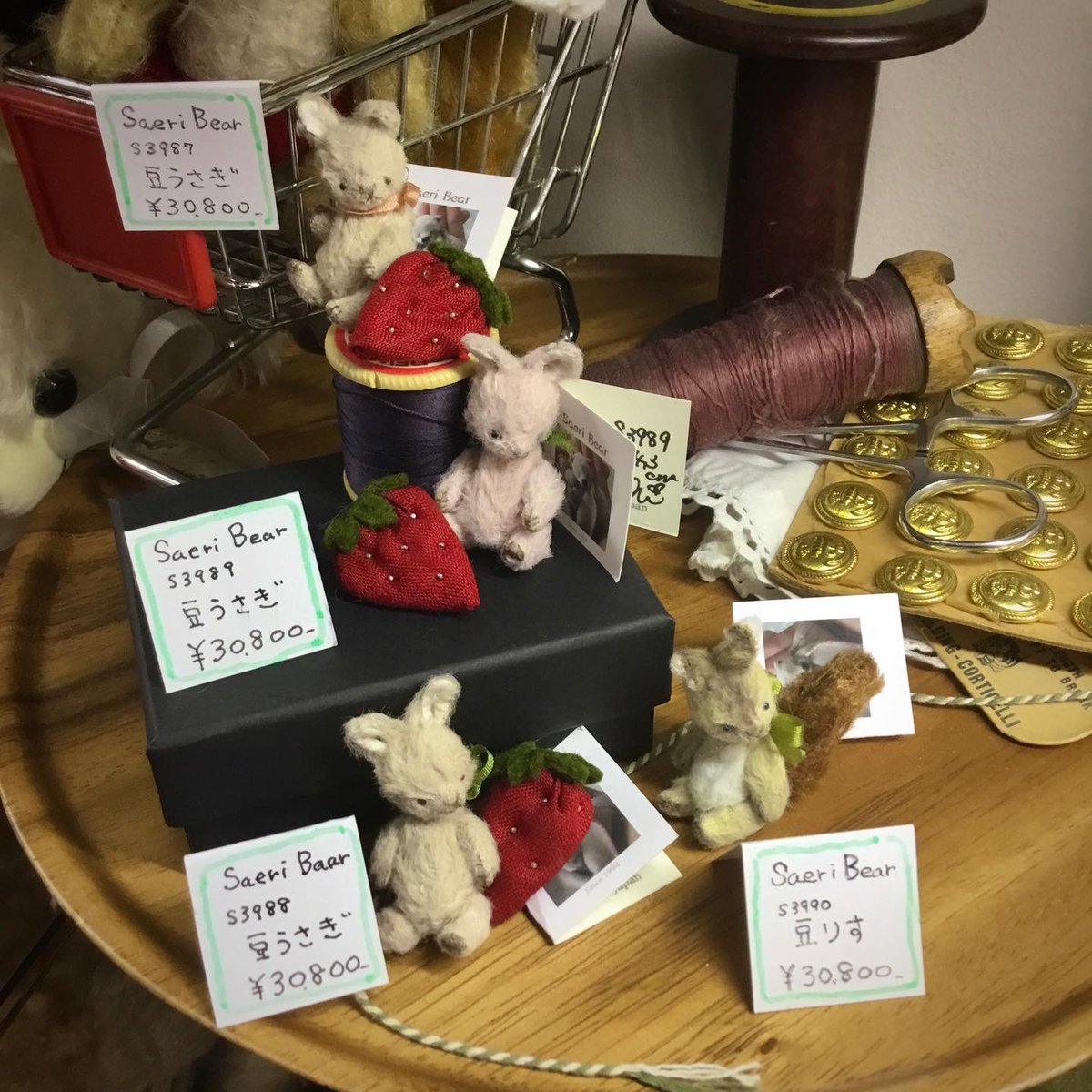 💐小町先生の『豆うさぎ』さんと『豆りす』さん
お預かりして店頭販売しております。

ちっちゃな可愛い仔達が並んでます❣️

⭐︎豆うさぎ🐇苺クッション付
(アイボリー 薄緑の目、赤い目)
(ピンク　水色の目)

⭐︎豆りす🐿️(水色の目)

各¥30,800です

#dearbear目黒店 #ディアベア目黒店 #saeribear