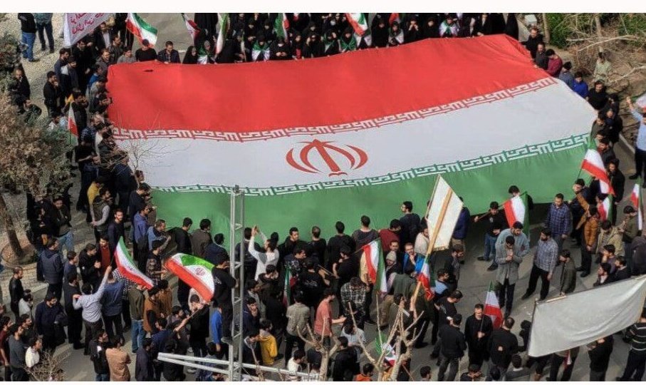 اگر پهلوی مدعی آزادی بود، چرا برای اعتراض دانشجویان ارتش را وارد دانشگاه کرد؟
این سؤال باید در هر مناظره و هر پست مجازی تکرار شود.
#جانم_فدای_پرچم
#ایران_باعزت