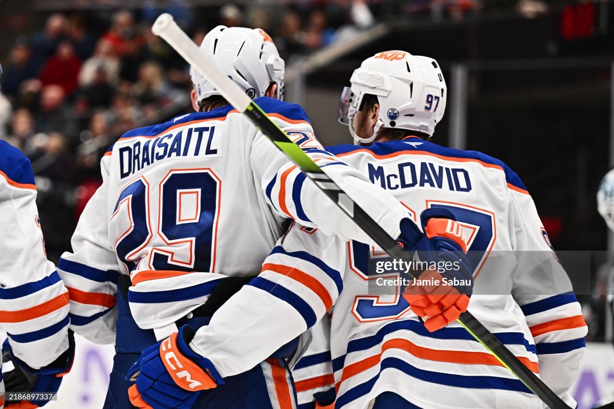 Connor McDavid recorded his 100th point of the season and Leon Draisaitl registered his 300th career NHL multi-point game to power the #Oilers to an 8-1 win tonight! With the victory, Edmonton improved to 29-23-8 and moved back into second place in the Pacific Division!