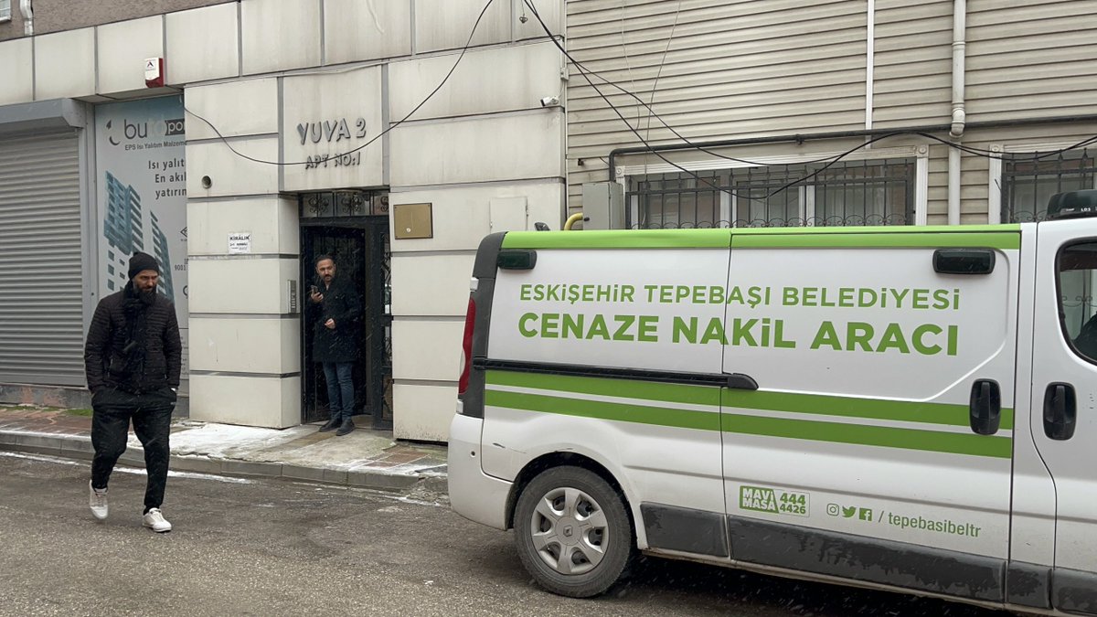 genctv.tr/7nci-kattan-at… 
7'nci kattan atlayan adamın evinden eşinin cesedi çıktı

 Eskişehir'de bir adamın apartmanın 7'nci katından atladığı ihbarı üzerine harekete geçen polis ekipleri evde eşinin cansız bedenine ulaşırken, olayla ilgili geniş çaplı inceleme başlatıldı.Ol...
