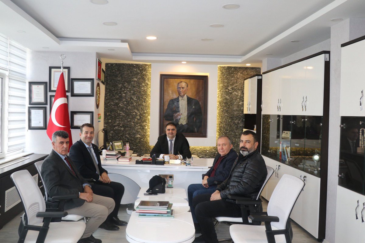 Çukurova Üniversitesi öğretim üyesi Prof. Dr. Hasan Hüseyin Öztürk ile Zirai Üretim İşletmesi Tarımsal Yayım ve Hizmet İçi Eğitim Merkezi Müdürlüğünden Dr. Bülent Ayhan, Enstitümüzü ziyaret etmişlerdir. 
Nazik ziyaretleri ve değerli katkıları için kendilerine teşekkür ederiz.