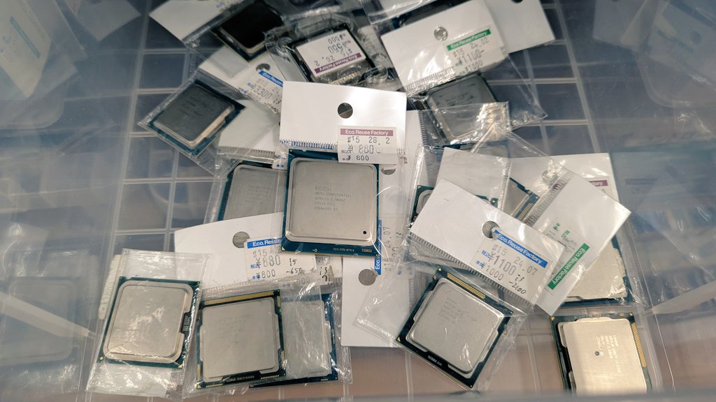 ponnkichike's tweet image. ＃青箱 ＃ジャンク ＃CPU
おっ！コレは✨✨✨
Core i7-4820KのESじゃないか！
お宝発見😁税込880円なり〜✌
＃ハードオフファミリー