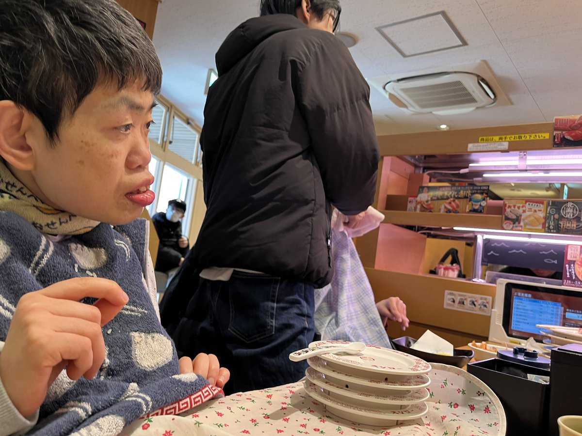 oden_circle's tweet photo. 電車でGO!

#ボランティア 
#春から名大 
#春過ぎから名大
#春から金城
#春から名城
#春から中京
#春から名古屋
#ボランティアサークル

スシの次はカラオケ！
日本文化満喫

体験参加受付中！
興味を持った方、連絡下さい
何大学でも、何年生でも
ウェルカムです https://t.co/A0gFktwHiu