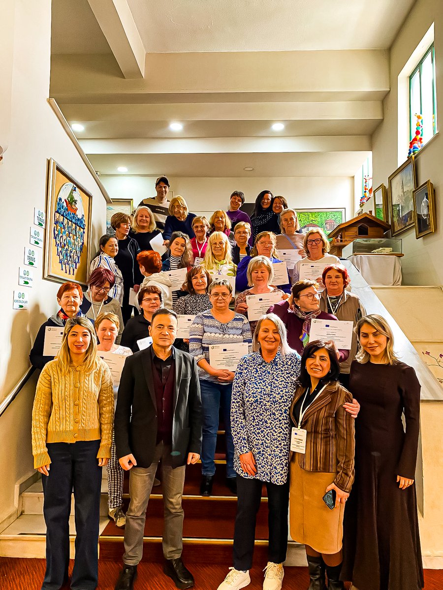 kvorgtr's tweet photo. Vakfımız, Yetişkin Eğitimi Akreditasyonu kapsamında Slovenya’dan gelen Združenje İzobraževalnih in Svetovalnih Središč Slovenije (ZISS) öğrencilerini el sanatları atölye çalışmasında ağırladı. https://t.co/bxUC7vmHym