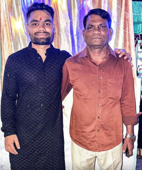 रिंकू सिंह के पिता खानचंद्र सिंह का निधन। 💔
अलीगढ़ की गलियों में सिलेंडर पहुँचाकर बेटे का सपना पालने वाले एक संघर्षशील पिता ने दुनिया को अलविदा कह दिया।
12,000 की तनख्वाह के बावजूद उन्होंने रिंकू के सपनों में कभी कमी नहीं आने दी।

मंच और पैसा मिलने के बाद भी खानचंद्र जी ने मेहनत