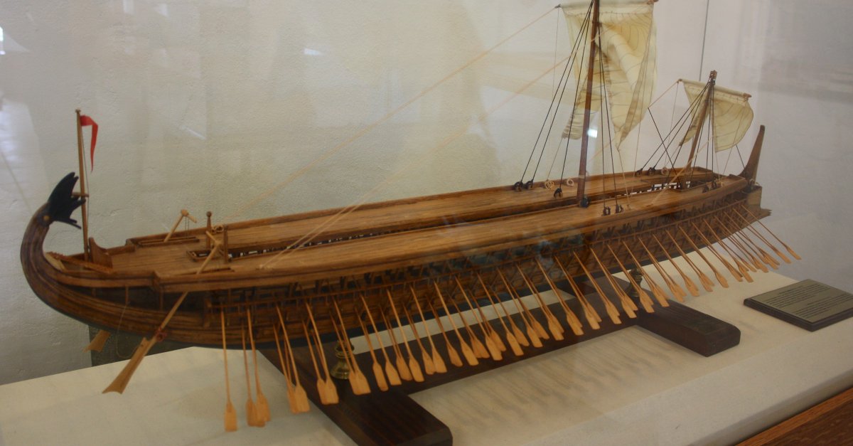 El trirreme (del griego: triērēs) era un devastador buque de guerra del mediterráneo antiguo con tres bancos de remos. Rápido, maniobrable, y con un ariete recubierto de bronce en la proa para hundir a los barcos enemigos...   zurl.co/UhtvB