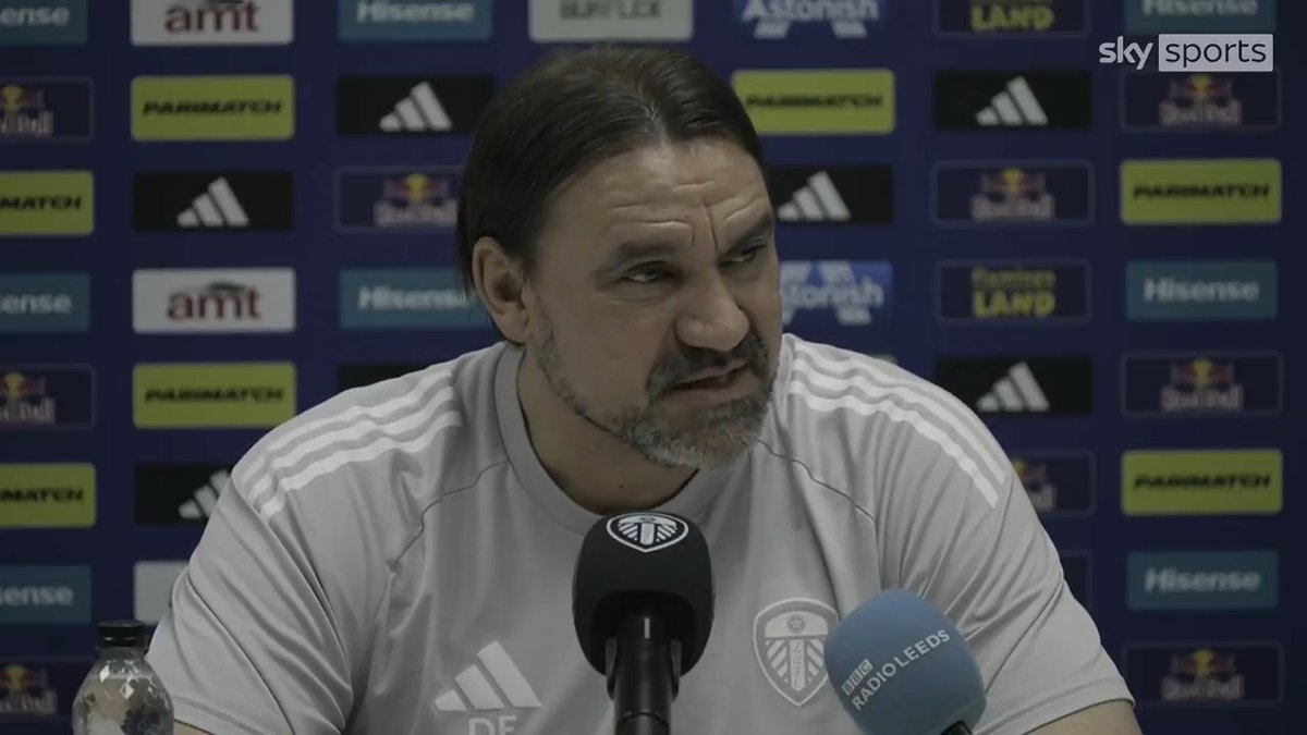 abosalaharena's tweet photo. دانيل فاركه مدرب ليدز طلع يتكلم عن بيب جوارديولا

قال إن بيب دايما هو اللي سابق الكل بخطوة… أول واحد يلعب بمهاجم وهمي في وقت الناس أصلا ماكنتش فاهمة يعني إيه “مهاجم وهمي”

وأول واحد يخلي الأظهرة تضم لقلب الملعب كجزء أساسي من بناء اللعب، وقتها كانت فكرة غريبة جدا.

وقال كمان إن لما المدربين يبدأوا يقلدوه بيب نفسه يكون غير الاتجاه خلاص

فاركه شايف إن تأثير بيب مش بس على الفرق اللي دربها… لكن على طريقة تفكير المدربين نفسهم بشكل هو الأكبر في تاريخ كرة القدم

World of fantsdy