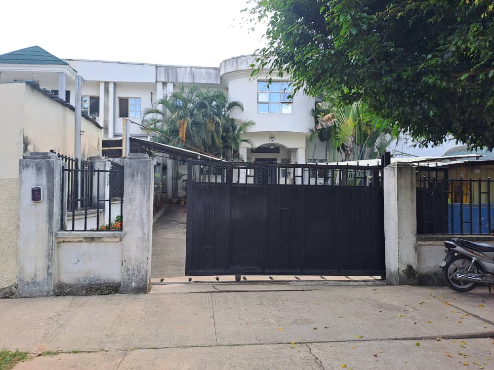BichiMahmoud's tweet photo. Distress Sales 
Location: Apo Legislative Quarter Zone A, Abuja
Description: 5 bedrooms bedrooms duplex 3 living rooms, Kitchen and Store, 2 bedrooms Bq + Ample parking lot
Asking Price: 450m https://t.co/a1R0fk0JX1