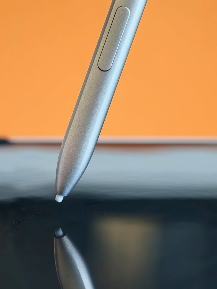 sondesix's tweet photo. OPPO Find N6

✅ Almost invisible crease, even after hundreds of thousands of fold/unfold cycles
✅ Supports "AI Pencil" with several industry-first features
✅ 200 MP main camera
✅ 7-core Snapdragon 8 Elite Gen 5
✅ 6000 mAh battery + 80W wired charging https://t.co/qPbSWS6gNu