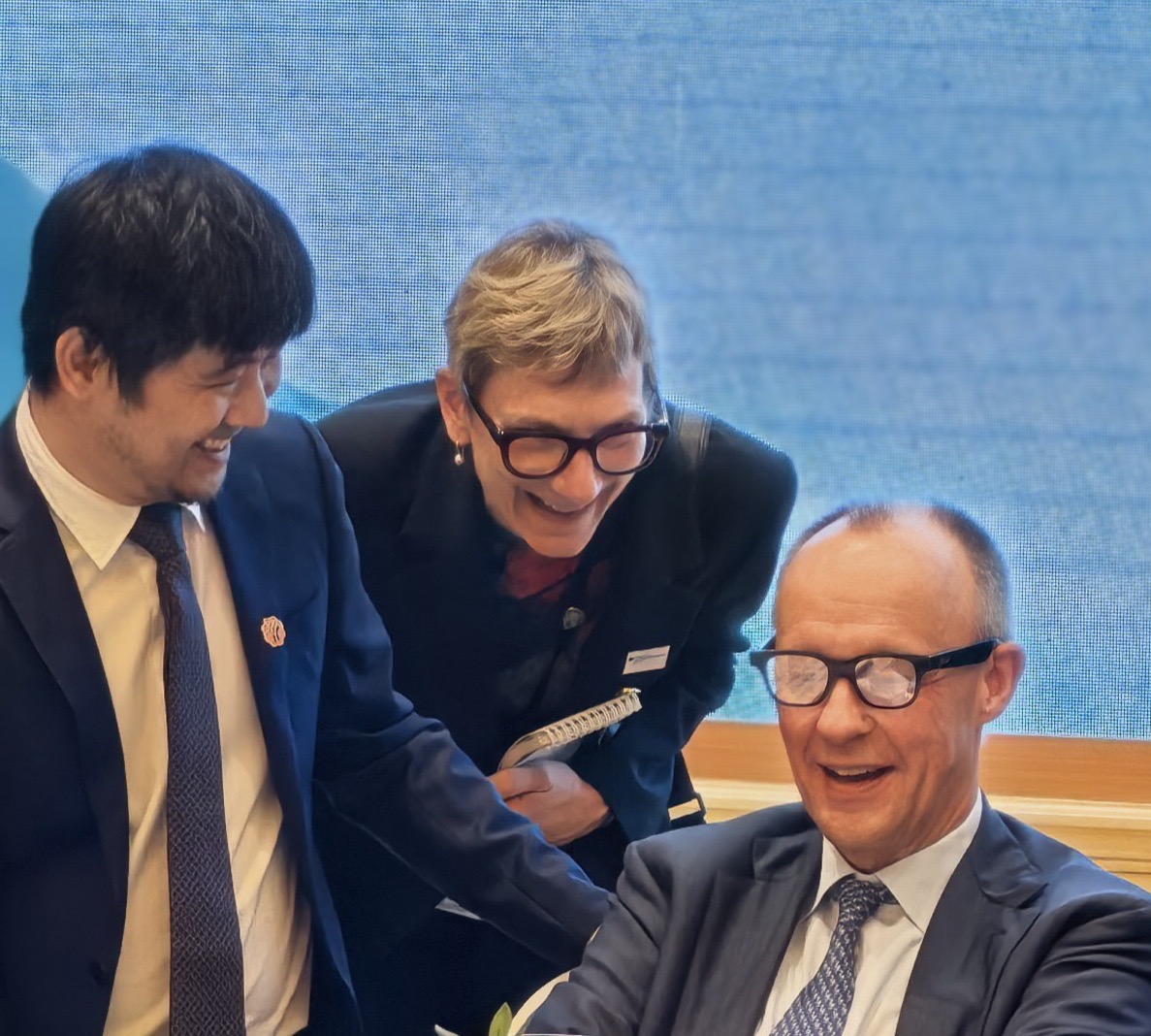 RokidGermany's tweet photo. Ein besonderer Besucher war zu Gast 👀 Während seines China-Besuchs hat der deutsche Bundeskanzler @_FriedrichMerz unsere Rokid AR Glasses persönlich getestet – begleitet vor Ort von unserem CEO Misa.  Es ist immer inspirierend zu sehen, wie Innovation echte Neugier weckt. https://t.co/cz9hJwdXCZ