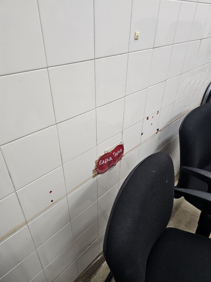 En este estado está la <a href="/FAPA_LEGANES/">FAPA LEGANÉS</a>, ¿os parece normal?

El deterioro de la educación pública que permite el Gobierno no se ve sólo en la falta de profesores y titulaciones en la pública y la privatización, se ve muy claro desde las instalaciones que desprecian.