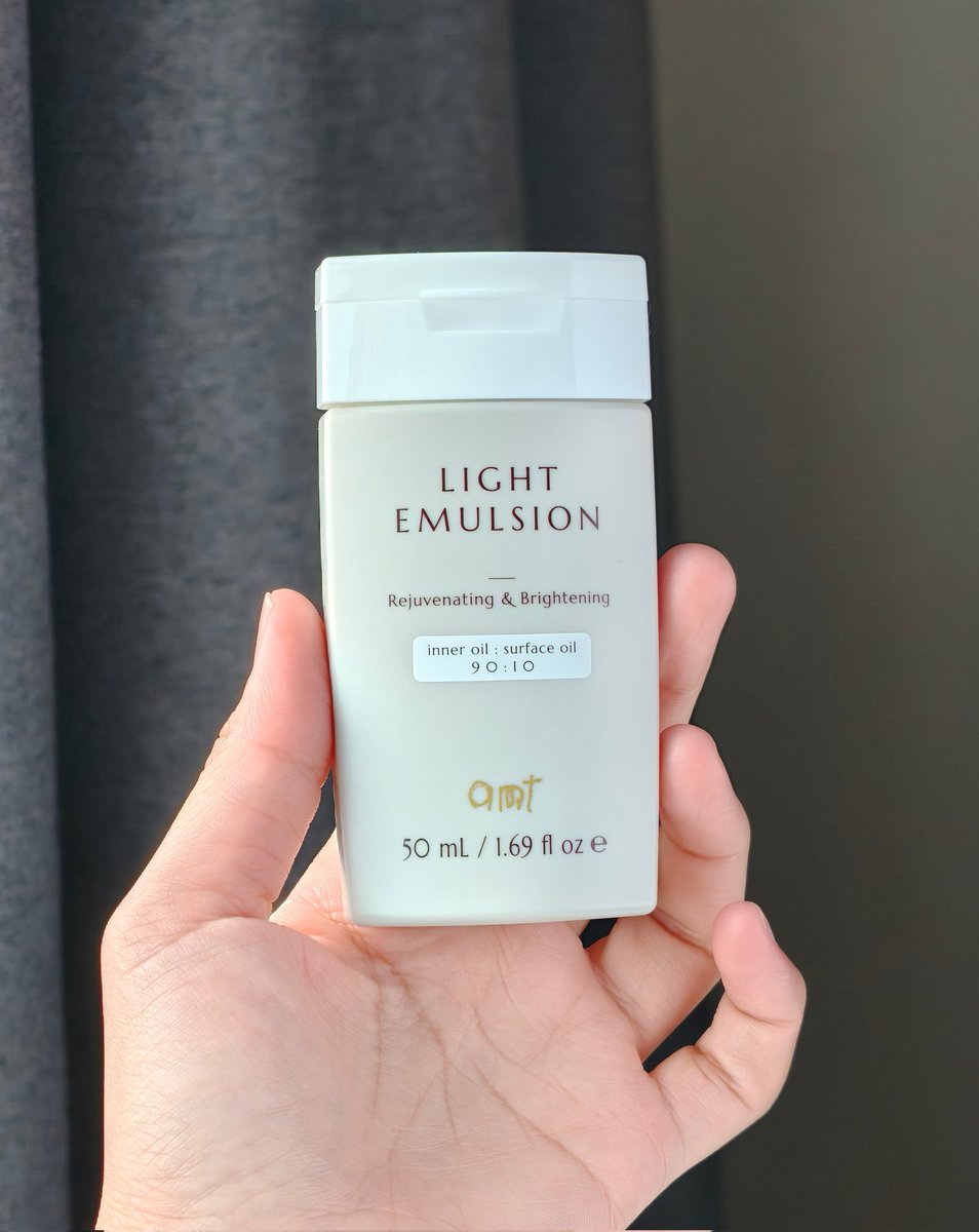 ยอมรับเลยเลือกสกินแคร์ถูกกับผิวก็เหมือนถูกหวย อันนี้ไม่เกินจริง! แค่ทามอยเจอร์ไรเซอร์ตัวเดียวผิวก็ดีขึ้นได้ ไม่ต้องไปสรรหาอะไรยากๆเลย รู้ซึ้ง

คือนี่ใช้ มอยส์ AMT ของพี่ฝุ่งอยู่ มันดีมากเลยนะ ตัวเดียวจบ ส่วนตัวใช้สูตร Light แต่จริงๆเค้ามีตั้ง 3 สูตร