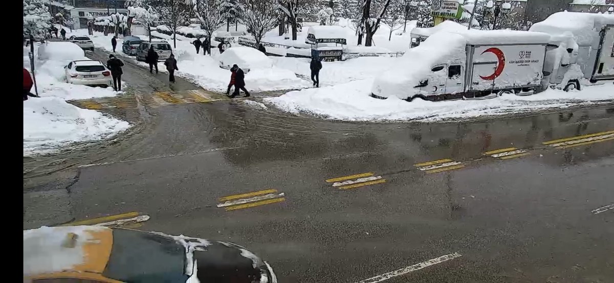 Erzurum da kar yağışı devam ediyor.