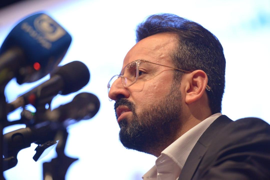 IranpetrolTv's tweet photo. کلاس درس فلاحیان برای مدیران ۲ هلدینگ پتروشیمی

الفین پتروشیمی بوشهر و الفین گچساران نمونه بارز از شکست نبود یک نگاه استراتژیک در ۲ هلدینگ خلیج‌فارس و شستان است، ضعف مدیریت در راه‌اندازی این الفین‌ها سالانه صدها میلیون دلار عدم النفع ناشی از اتیلن سوزی یا توقف تکلیفی تولید اتیلن در گچساران و عسلویه دارد.

جواد فلاحیان با راه‌اندازی کلاس درس مدیریت ��ستراتژیک برای محمد شریعتمداری و بازیار با اتصال پتروپالایش کنگان به خط اتیلن غرب از یک سو از فرصت تراز مثبت اتیلن صنعت پتروشیمی استفاده بهینه کرد و از سمت دیگر با توقف اتان سوزی و تسریع در راه‌اندازی واحد پلی‌اتیلن سنگین معادل ۵۰ میلیون دلار آورده برای صنعت پتروشیمی ایران به ارمغان آورد. 

به اعتقاد شما، صنعت پتروشیمی در شرایط جنگ اقتصادی به مدیران تصمیم‌گیر و استراتژیکی مثل جواد فلاحیان نیاز دارد یا مدیرانی از جنس ‌ بازیار؟