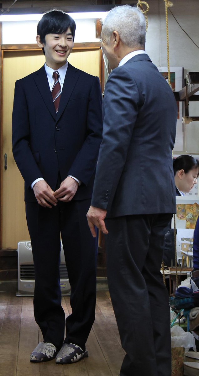 今日の悠仁殿下見て
初めての単独痴呆公務で
スリッパも出してもらえなかったアイコさん思い出したわ

そしてスリッパ履くと
めっちゃ短足チビなのがバレてw両親も同様に