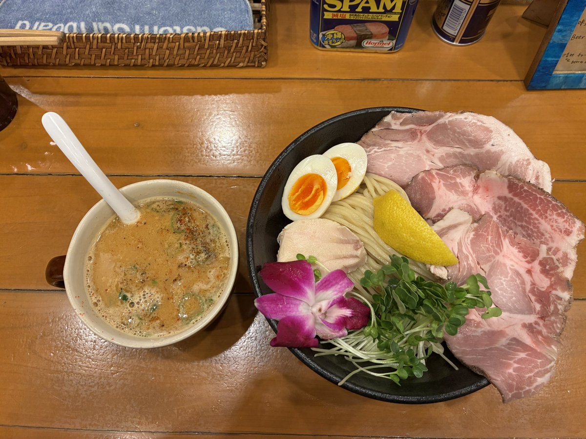 shoichi1009's tweet photo. 池袋　麺屋 Hulu-lu

ﾊﾜｲｱﾝな雰囲気溢れる店内でつけ麺は金曜のみ提供。辛、ｶﾚｰ、味噌の3種から選択でき店主曰くどれも同じ位人気とのことで今回は味噌をﾁｮｲｽ。甘めのつけ汁でとろみは抑えられており麺への干渉は控えめ。豆乳担々麺が1番人気との事で次回はぜひお目にかかりたい。 https://t.co/OHwfznYszF
