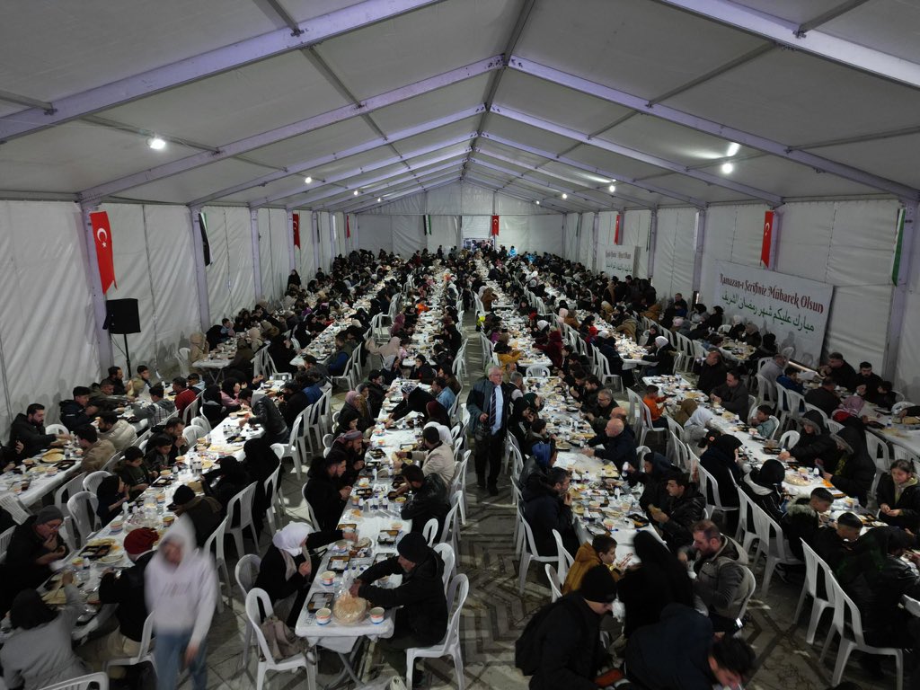 Büyükelçi Dr. <a href="/nuhyilmaz/">Nuh Yılmaz</a>, <a href="/GaziantepBeld/">Gaziantep Büyükşehir</a> Belediyesi tarafından Halep’te Abdullah bin Abbas Camii’nde verilen iftara iştirak etti. 

Suriye’de ramazan bereket sofraları kurulmaya devam ediyor.