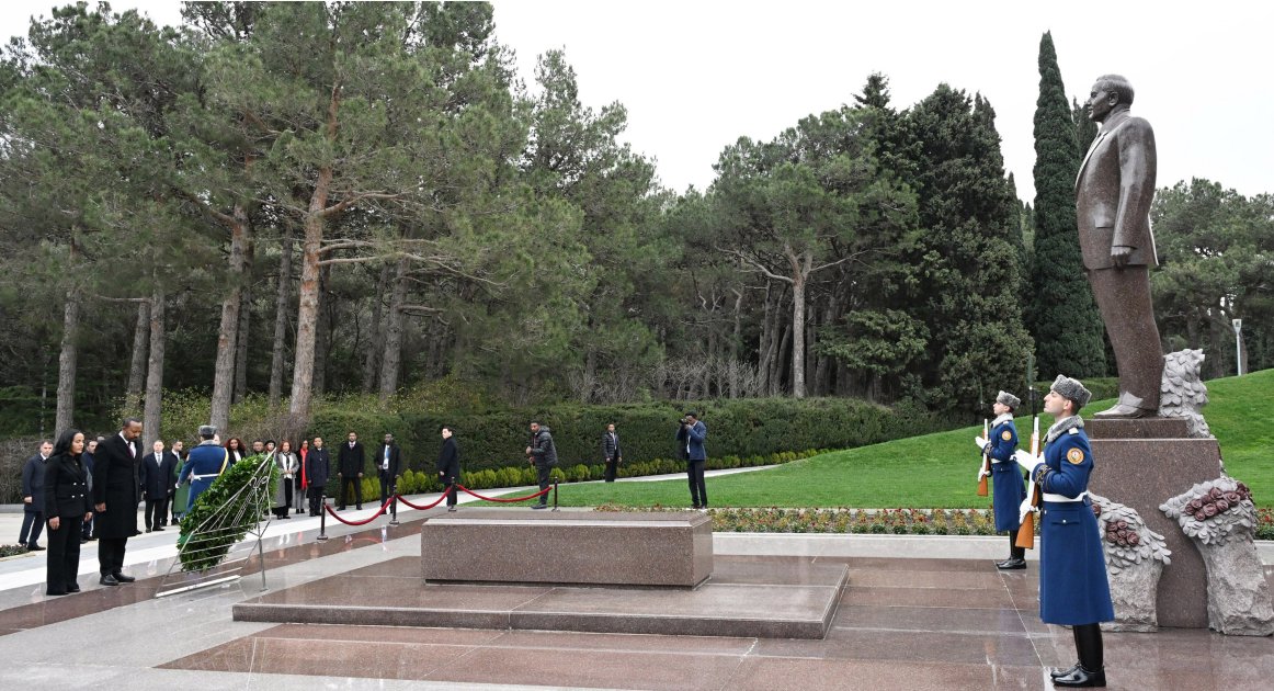 EsAzvision's tweet photo. El Primer Ministro de Etiopía rinde homenaje al Líder Nacional Heydar Aliyev   
https://t.co/gtSsyn6IbE https://t.co/lo5tIxiGgj
