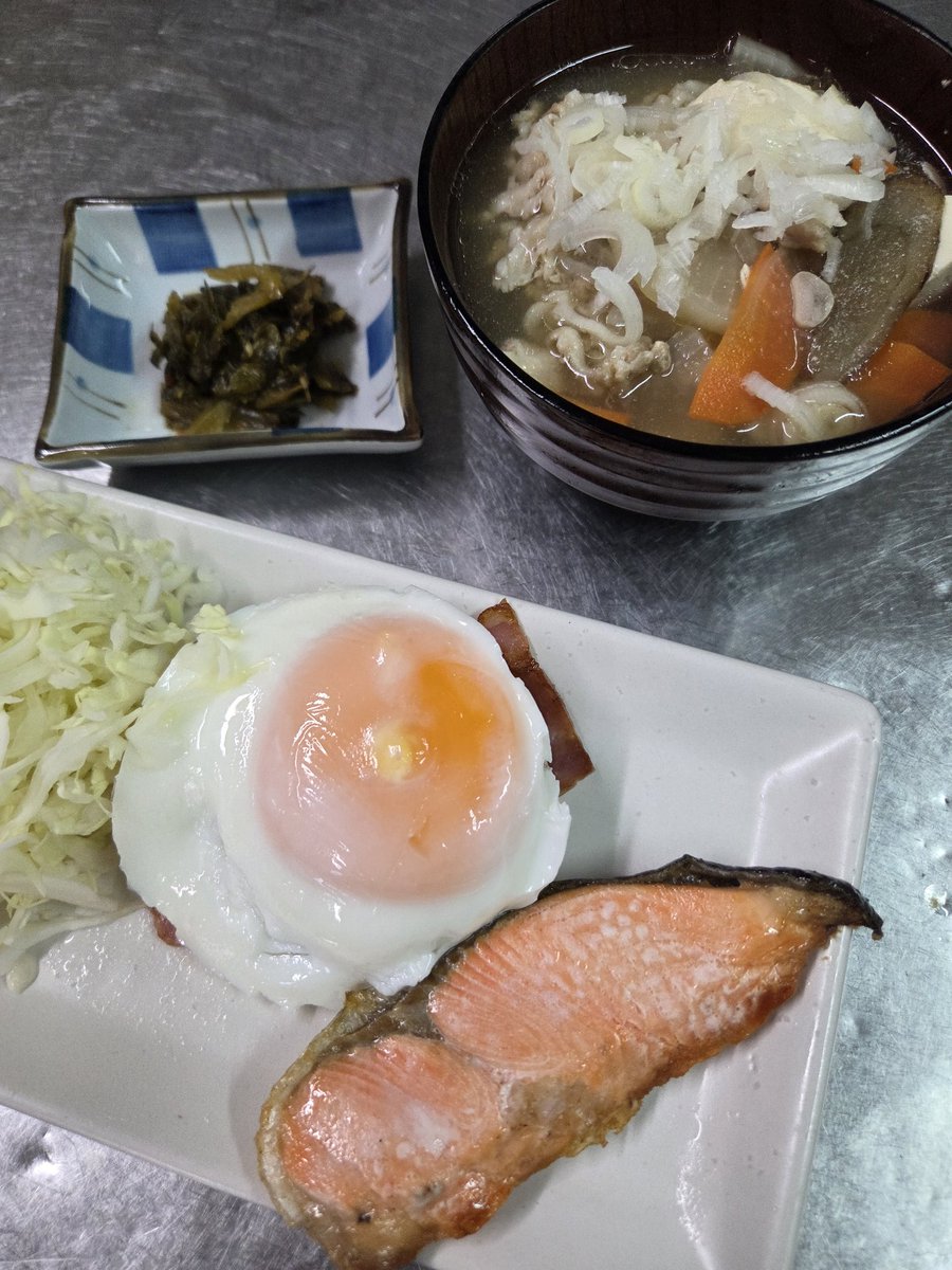 Yuumi_a0919's tweet photo. 今日のお昼ごはん。

豚汁、白米、鮭、
目玉焼きの下に自家製チャーシュー風　
ベーコンにキャベツ。

お客様からいただいた
辛子高菜を添えて。

海外スタッフには
にんにく背脂便使って叉焼を https://t.co/tisYycy4ba