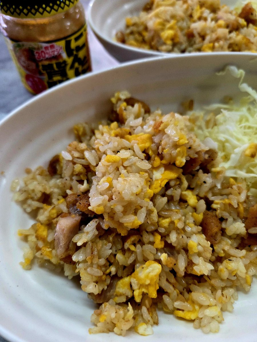 Yuumi_a0919's tweet photo. 今日のお昼ごはん。

豚汁、白米、鮭、
目玉焼きの下に自家製チャーシュー風　
ベーコンにキャベツ。

お客様からいただいた
辛子高菜を添えて。

海外スタッフには
にんにく背脂便使って叉焼を https://t.co/tisYycy4ba