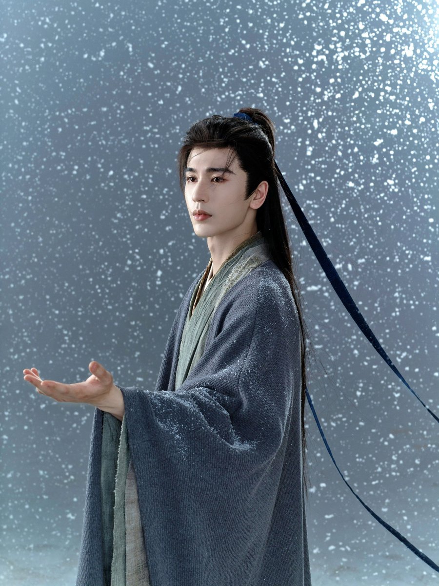 เท่าที่จำได้ตอนอ่านในนิยายบรรยาย เซี่ยเจิง 
ใบหน้ารูปงาม จมูกโด่งเป็นสัน ขนาดมีแผลอยู่บนหน้ายังไม่อาจปิดบังความหล่อนั้นได้ มันดูขัดแย้งกัน นิ้วมือจับผู่กันเขียนหนังสือยังเรียวยาวสวย พี่พระเอกที่เดินออกมาจากนิยาย จะเป็นใครไม่ได้ถ้าไม่ใช่จางหลิงเฮ่อ