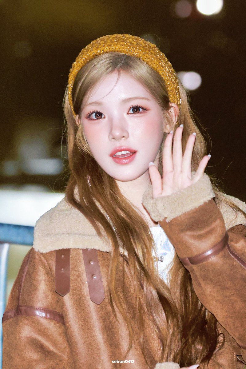 무스탕이랑 머리띠 넘잘어울리네 
오늘도 넘예 🤎🤎