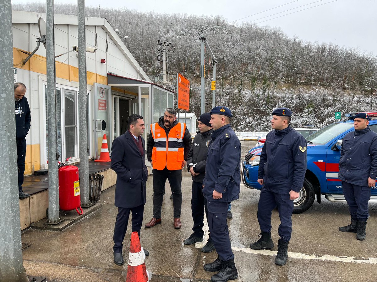 KavakKaymakaml's tweet photo. Kaymakamımız Sn. Taha GENÇ, Çakallı Jandarma Karakol Komutanlığını ziyaret ederek Karakol Komutanı Sn. J. Üçvş. Koray İPEK’ten bilgi alarak yapılan çalışmaları yerinde denetledi.

Ziyarette ayrıca İlçe Jandarma Komutanı Sn. Ali Rıza YILDIZ ile İlçe Emniyet Müdürü Sn. Mustafa BALCI da bulundu. 

Daha sonrasında Kaymakamımız, Hacıömerli ve Tekke Denetim İstasyonlarına denetlemede bulunarak yapılan çalışmalar hakkında bilgi aldılar.

Kaymakamımız ayrıca İlçe Jandarma Komutanı Sn. Ali Rıza YILDIZ ve İlçe Emniyet Müdürü Sn. Mustafa BALCI ile birlikte yol durumunu kontrol ederek sonrasında Karayolları 7. Bölge Müdürlüğü Toptepe Bakımevi’ni ziyaret ettiler.

@TCSamsunValilik