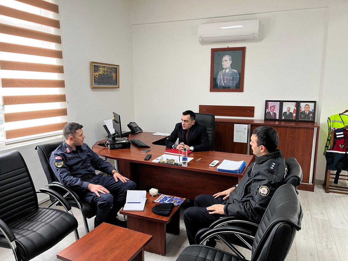 KavakKaymakaml's tweet photo. Kaymakamımız Sn. Taha GENÇ, Çakallı Jandarma Karakol Komutanlığını ziyaret ederek Karakol Komutanı Sn. J. Üçvş. Koray İPEK’ten bilgi alarak yapılan çalışmaları yerinde denetledi.

Ziyarette ayrıca İlçe Jandarma Komutanı Sn. Ali Rıza YILDIZ ile İlçe Emniyet Müdürü Sn. Mustafa BALCI da bulundu. 

Daha sonrasında Kaymakamımız, Hacıömerli ve Tekke Denetim İstasyonlarına denetlemede bulunarak yapılan çalışmalar hakkında bilgi aldılar.

Kaymakamımız ayrıca İlçe Jandarma Komutanı Sn. Ali Rıza YILDIZ ve İlçe Emniyet Müdürü Sn. Mustafa BALCI ile birlikte yol durumunu kontrol ederek sonrasında Karayolları 7. Bölge Müdürlüğü Toptepe Bakımevi’ni ziyaret ettiler.

@TCSamsunValilik