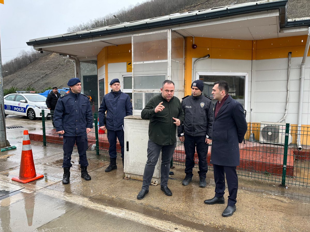 KavakKaymakaml's tweet photo. Kaymakamımız Sn. Taha GENÇ, Çakallı Jandarma Karakol Komutanlığını ziyaret ederek Karakol Komutanı Sn. J. Üçvş. Koray İPEK’ten bilgi alarak yapılan çalışmaları yerinde denetledi.

Ziyarette ayrıca İlçe Jandarma Komutanı Sn. Ali Rıza YILDIZ ile İlçe Emniyet Müdürü Sn. Mustafa BALCI da bulundu. 

Daha sonrasında Kaymakamımız, Hacıömerli ve Tekke Denetim İstasyonlarına denetlemede bulunarak yapılan çalışmalar hakkında bilgi aldılar.

Kaymakamımız ayrıca İlçe Jandarma Komutanı Sn. Ali Rıza YILDIZ ve İlçe Emniyet Müdürü Sn. Mustafa BALCI ile birlikte yol durumunu kontrol ederek sonrasında Karayolları 7. Bölge Müdürlüğü Toptepe Bakımevi’ni ziyaret ettiler.

@TCSamsunValilik