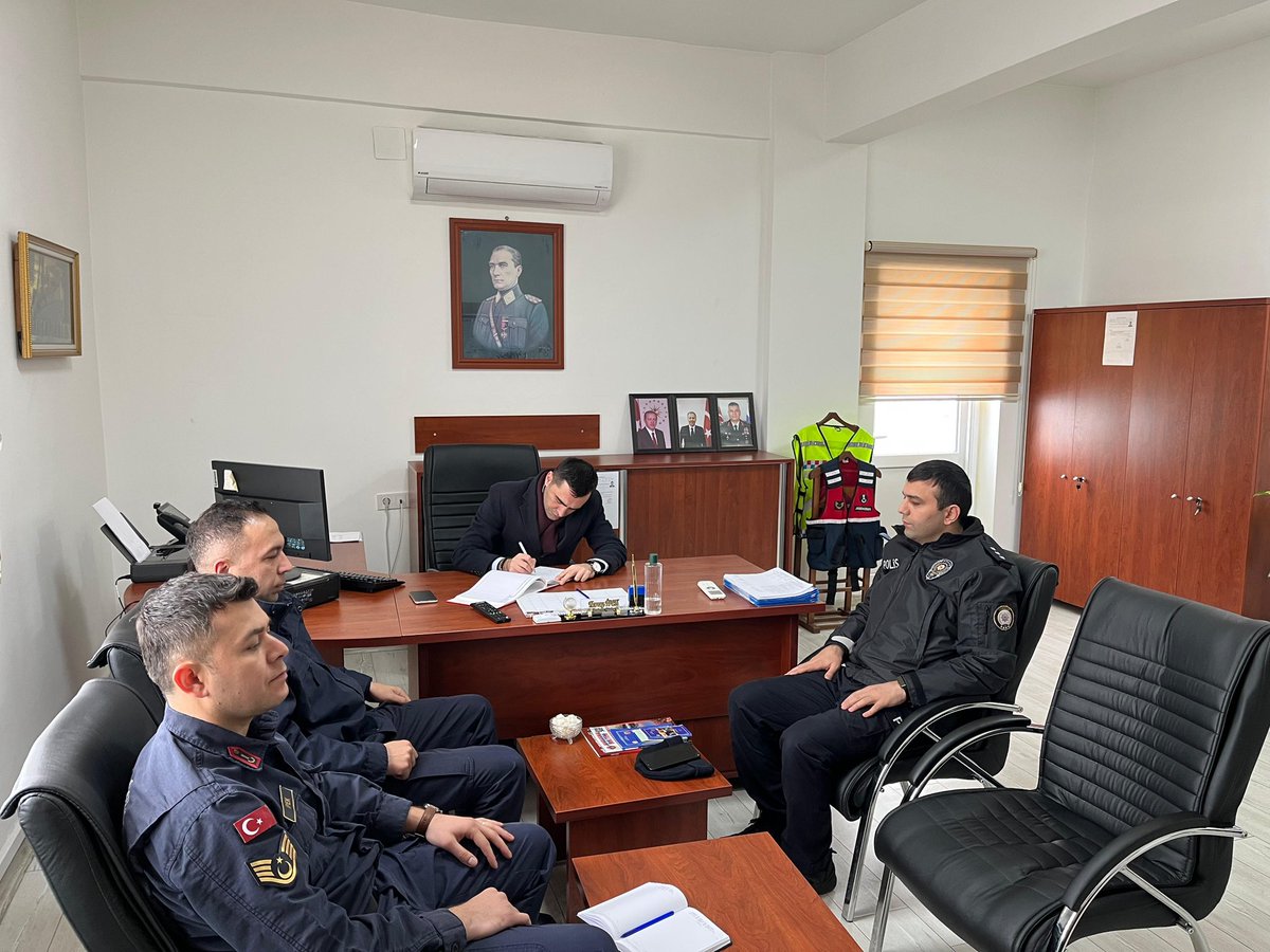 KavakKaymakaml's tweet photo. Kaymakamımız Sn. Taha GENÇ, Çakallı Jandarma Karakol Komutanlığını ziyaret ederek Karakol Komutanı Sn. J. Üçvş. Koray İPEK’ten bilgi alarak yapılan çalışmaları yerinde denetledi.

Ziyarette ayrıca İlçe Jandarma Komutanı Sn. Ali Rıza YILDIZ ile İlçe Emniyet Müdürü Sn. Mustafa BALCI da bulundu. 

Daha sonrasında Kaymakamımız, Hacıömerli ve Tekke Denetim İstasyonlarına denetlemede bulunarak yapılan çalışmalar hakkında bilgi aldılar.

Kaymakamımız ayrıca İlçe Jandarma Komutanı Sn. Ali Rıza YILDIZ ve İlçe Emniyet Müdürü Sn. Mustafa BALCI ile birlikte yol durumunu kontrol ederek sonrasında Karayolları 7. Bölge Müdürlüğü Toptepe Bakımevi’ni ziyaret ettiler.

@TCSamsunValilik