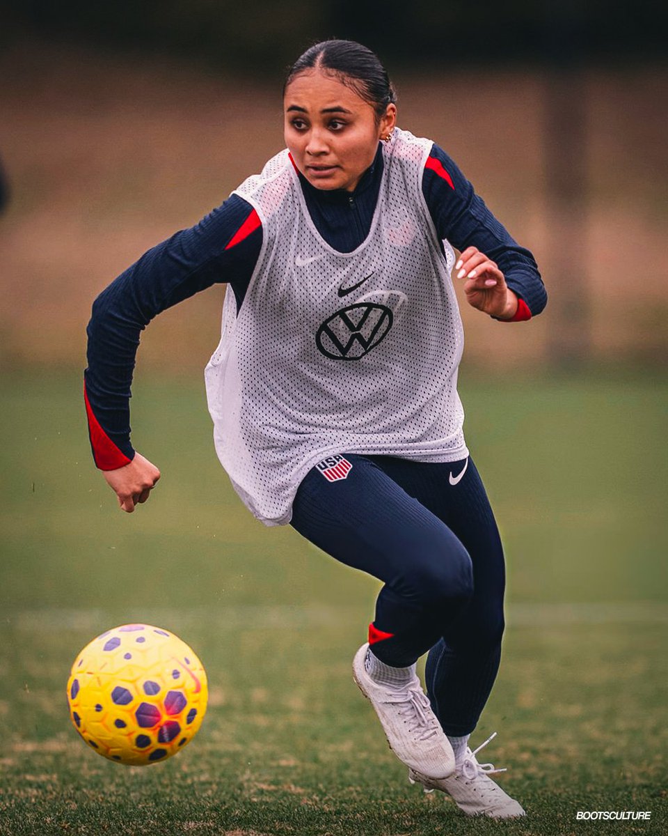 bootsculture's tweet photo. It’s the boot everyone is waiting for. No debate. For the first time globally, the all-white prototype of the next generation Nike Mercurial has been officially spotted on pitch with Alyssa Thompson during USWNT training sessions.

#bootsculture #nikefootball #nikemercurial https://t.co/XmdjK0L0wV