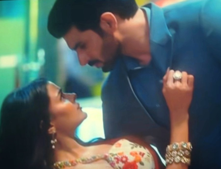 Maya_Rajvanshii's tweet photo. Honestly it’s frustrating. With TRP already low this week the least they could do is promote tomorrow’s episode properly...!!

Enough of the ex chaos let the main pair shine properly EKTA 😭

#PriyankaChaharChoudhary #NamikPaul #Naagin7 https://t.co/pMuct3JylG
