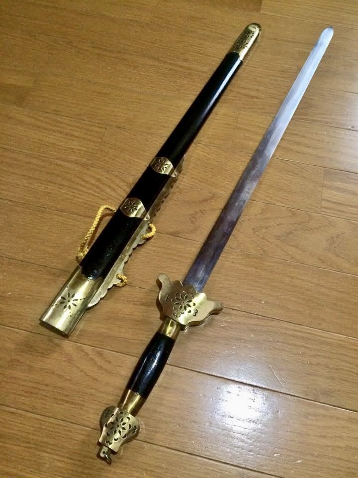 以前、お金に困って売ってしまった子ども用太極剣。 作りも良いしとっ